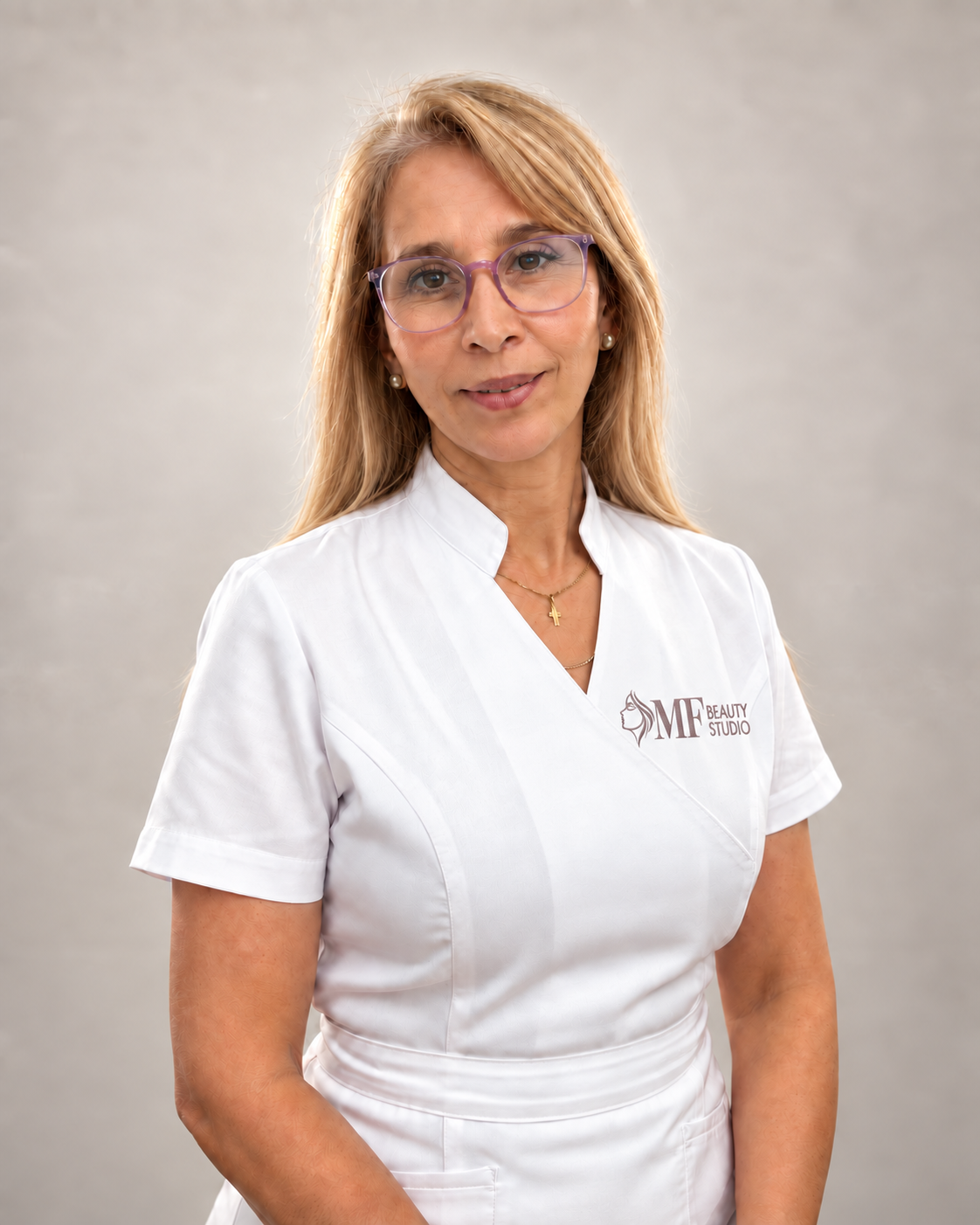 Miriam Fischer, cosmetóloga y cosmiatra en uniforme profesional de MF Beauty Studio